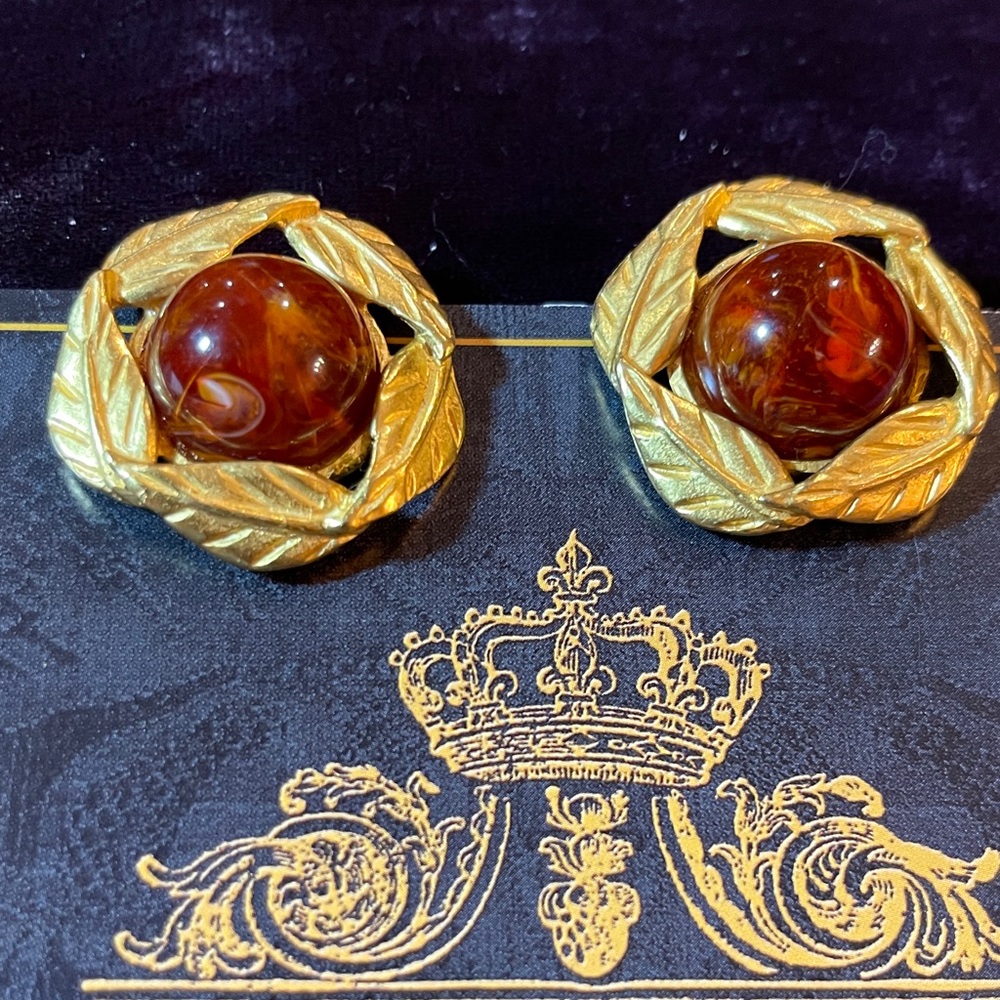 Vintage DAUPLAISE Elegant Gold and Amber Glass Cabochon designer runway clip on.